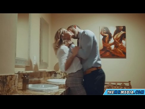 ❤️ Kung ang usa ka busty blonde naghaylo kanimo sa usa ka publiko nga kasilyas ❤️❌ super sex sa amon ❤